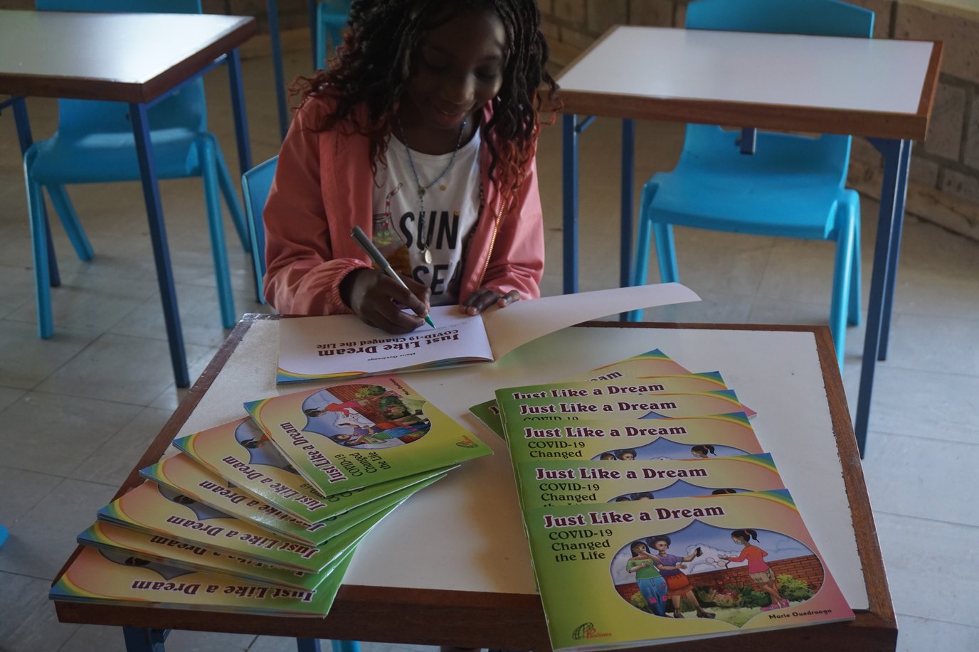 Marie signing her books..jpg